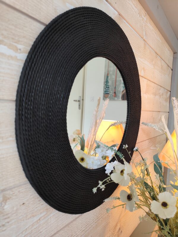 Miroir rond cerné d’un bois recouvert d’un cordage de jonc de mer teinté de noir, Ju0263