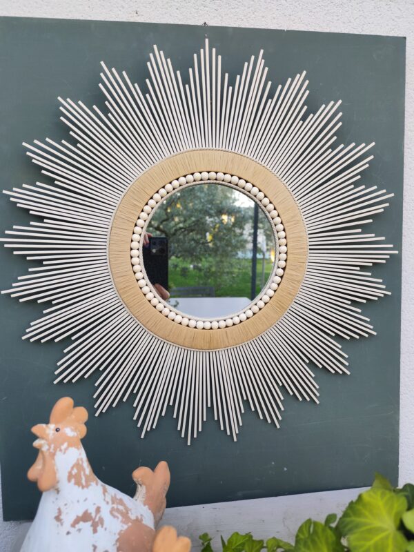 Miroir en bois naturel teinté de blanc lin cerné de raphia naturel, de cordes et perles Ju0266