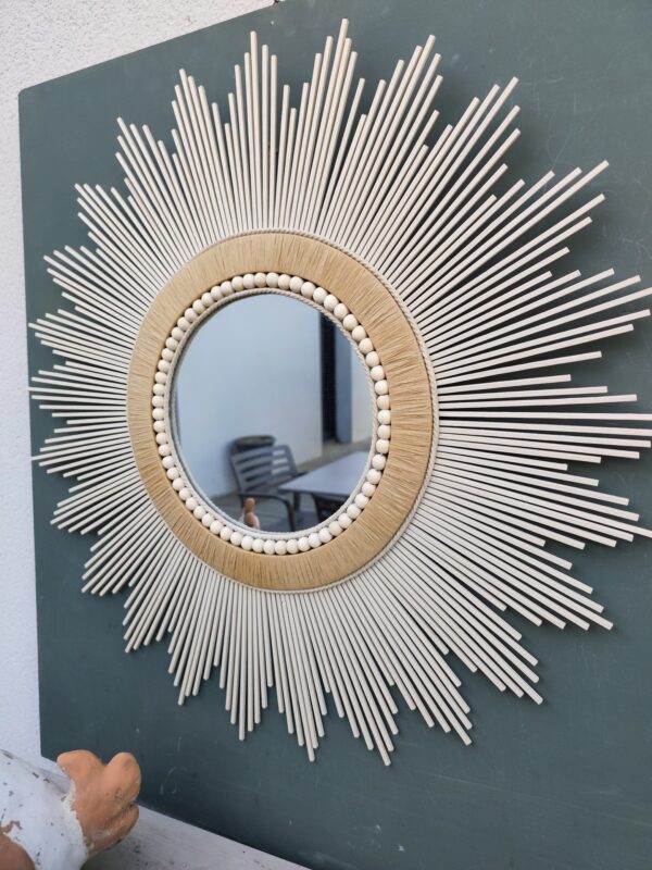 Miroir en bois naturel teinté de blanc lin cerné de raphia naturel, de cordes et perles Ju0266