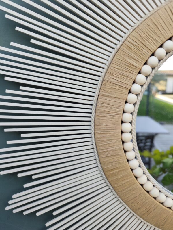 Miroir en bois naturel teinté de blanc lin cerné de raphia naturel, de cordes et perles Ju0266