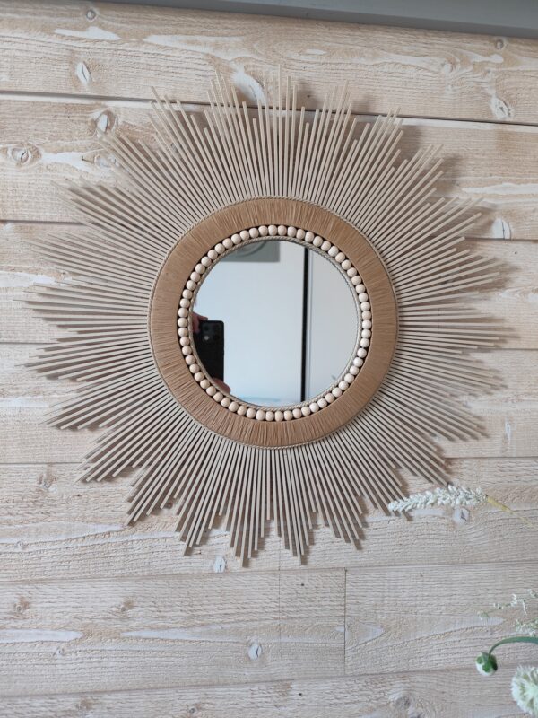 Miroir en bois naturel teinté de blanc lin cerné de raphia naturel, de cordes et perles Ju0266
