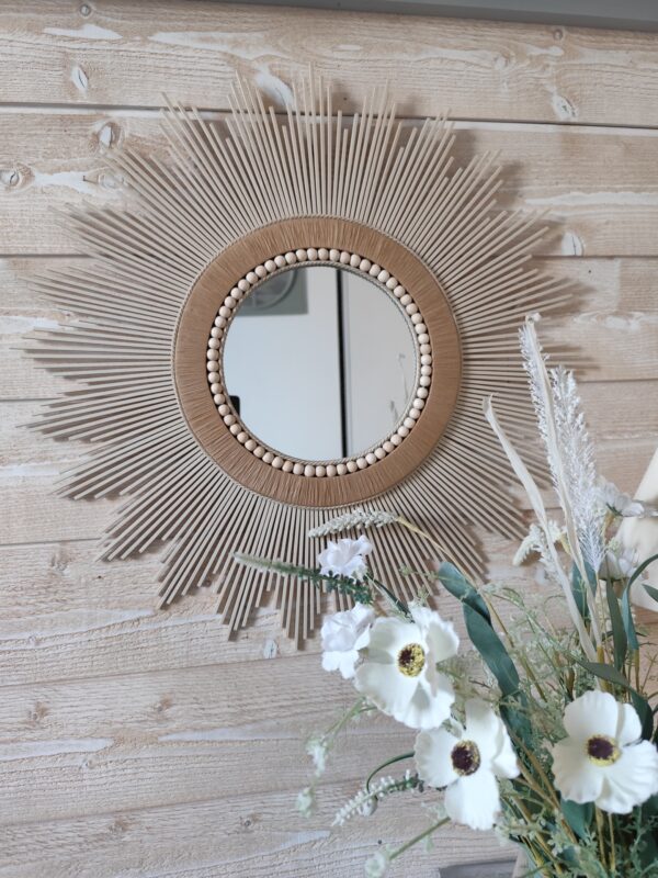 Miroir en bois naturel teinté de blanc lin cerné de raphia naturel, de cordes et perles Ju0266