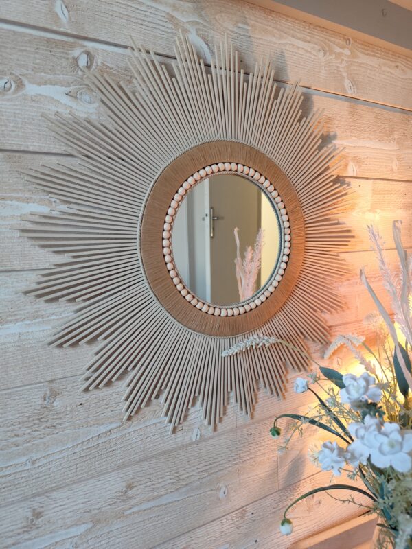 Miroir en bois naturel teinté de blanc lin cerné de raphia naturel, de cordes et perles Ju0266