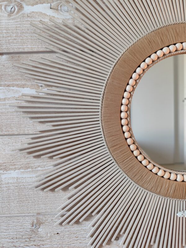 Miroir en bois naturel teinté de blanc lin cerné de raphia naturel, de cordes et perles Ju0266