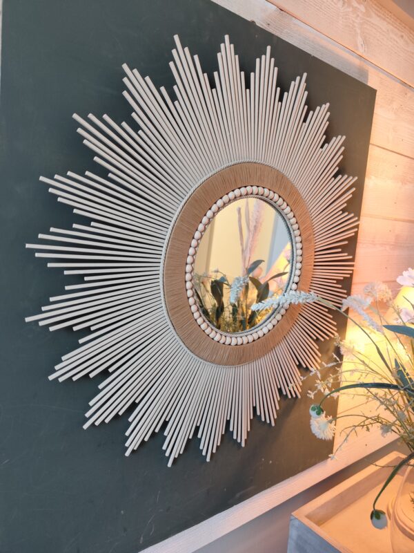 Miroir en bois naturel teinté de blanc lin cerné de raphia naturel, de cordes et perles Ju0266