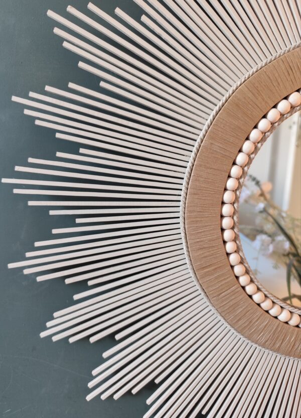 Miroir en bois naturel teinté de blanc lin cerné de raphia naturel, de cordes et perles Ju0266