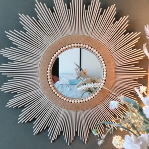 Miroir en bois naturel teinté de blanc lin cerné de raphia naturel, de cordes et perles Ju0266