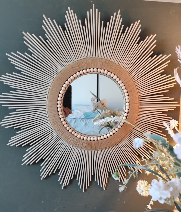 Miroir en bois naturel teinté de blanc lin cerné de raphia naturel, de cordes et perles Ju0266