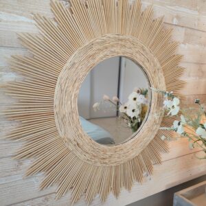 Grand miroir rond en bois naturel cerné de cercles concentriques dans un matériaux très tendance et floral Ju0267