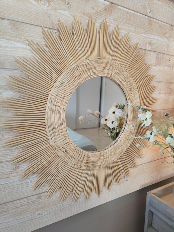 Grand miroir rond en bois naturel cerné de cercles concentriques dans un matériaux très tendance et floral Ju0267