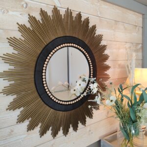 Décoration soleil.Grand miroir rond en bois teinté or antique, cerné de raphia tressé noir.Ju0268