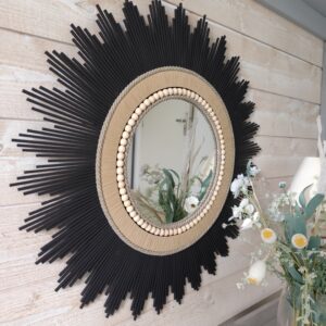 Grand miroir rond en bois naturel teinté de noir cerné d'un raphia tressé, cordes et perles de bois Ju0269
