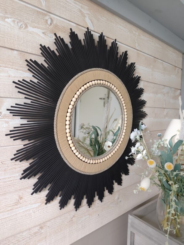 Grand miroir rond en bois naturel teinté de noir cerné d’un raphia tressé, cordes et perles de bois Ju0269