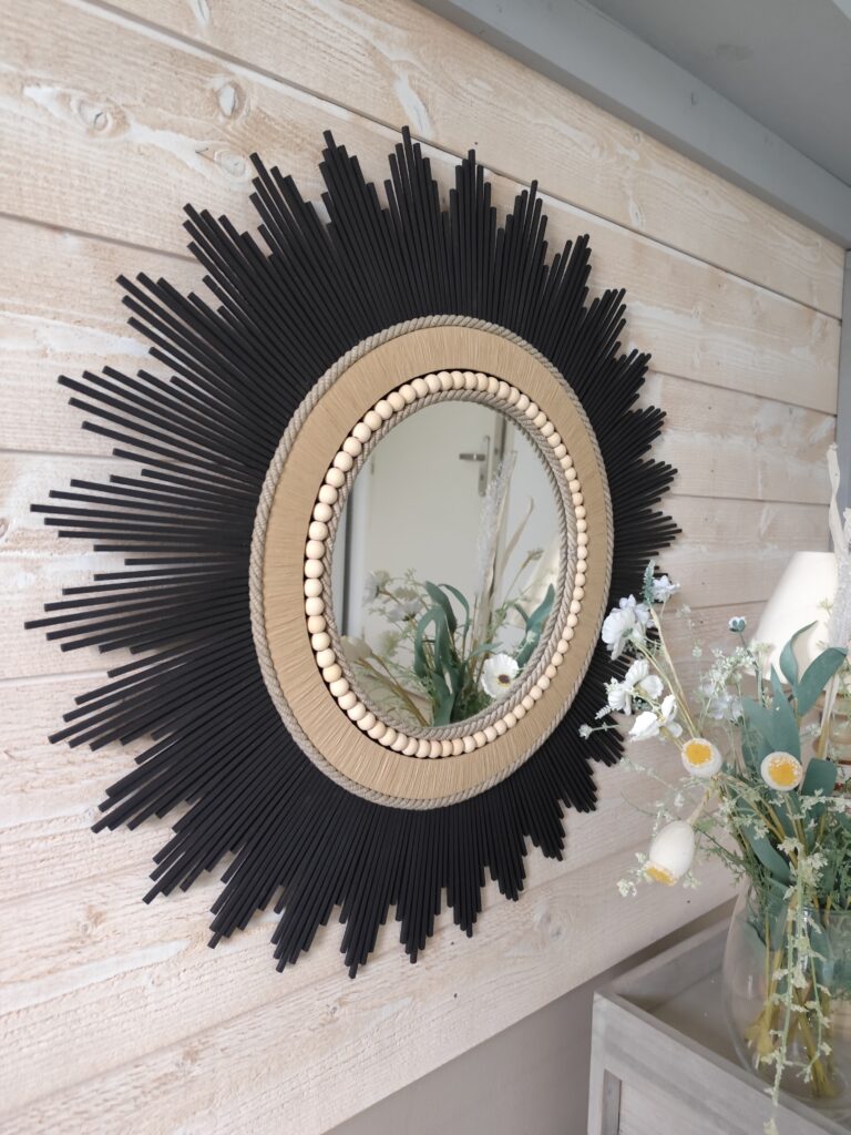 Grand miroir rond en bois naturel teinté de noir cerné d'un raphia tressé, cordes et perles de bois Ju0269