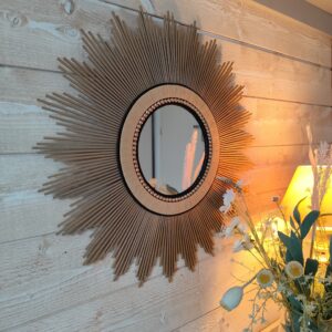Décoration soleil.Miroir rond en bois teinté or champagne, cerné de raphia tressé naturel et perles or.Ju0270