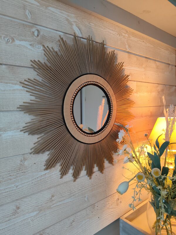 Décoration soleil.Miroir rond en bois teinté or champagne, cerné de raphia tressé naturel et perles or.Ju0270