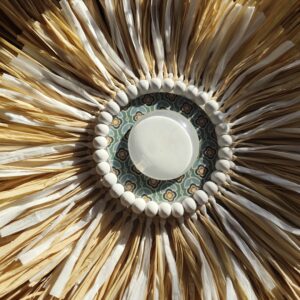 Grand jujuhat sur 4 niveaux en raphia naturel et blanc, perles de bois Ju0264