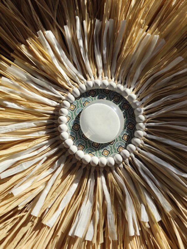 Grand jujuhat sur 4 niveaux en raphia naturel et blanc, perles de bois Ju0264