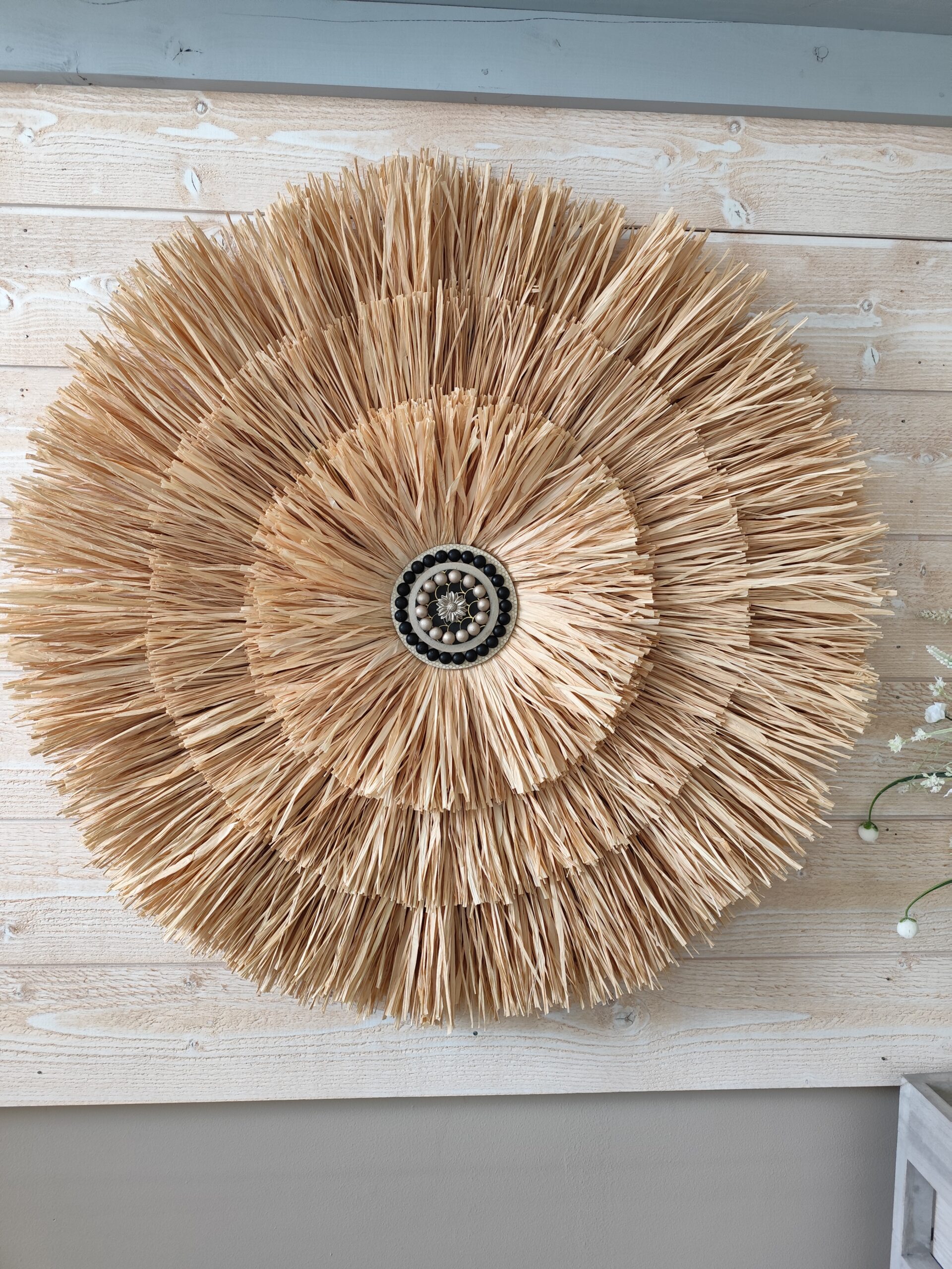 Grand jujuhat sur 4 niveaux en raphia naturel et blanc, perles de bois Ju0264