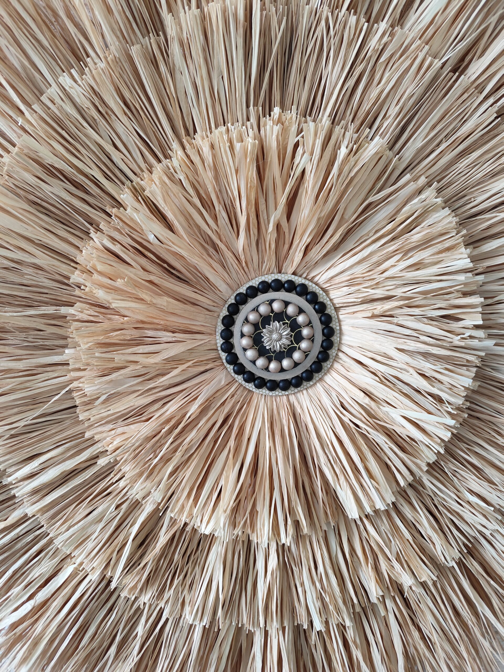 Grand jujuhat sur 4 niveaux en raphia naturel et blanc, perles de bois Ju0264