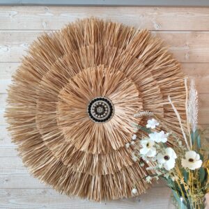 Grand jujuhat sur 4 niveaux en raphia naturel et blanc, perles de bois Ju0264