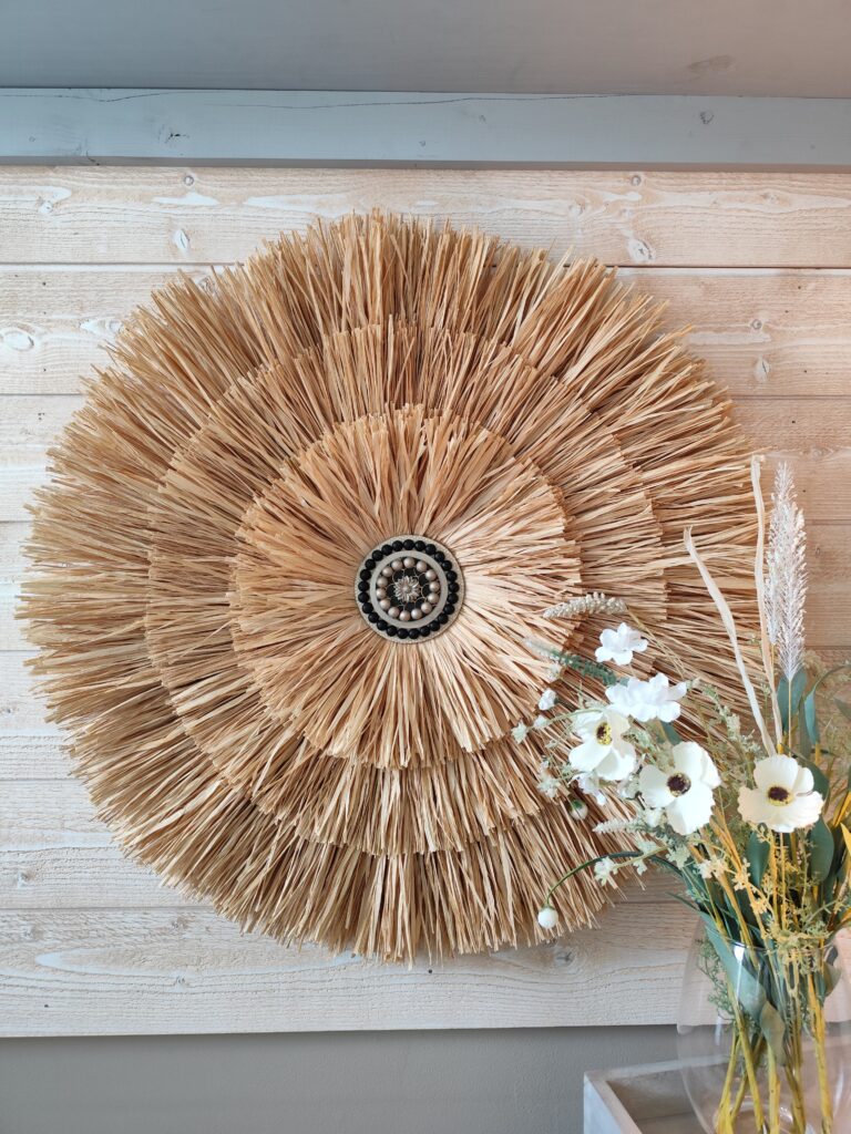 Grand jujuhat sur 4 niveaux en raphia naturel et blanc, perles de bois Ju0264