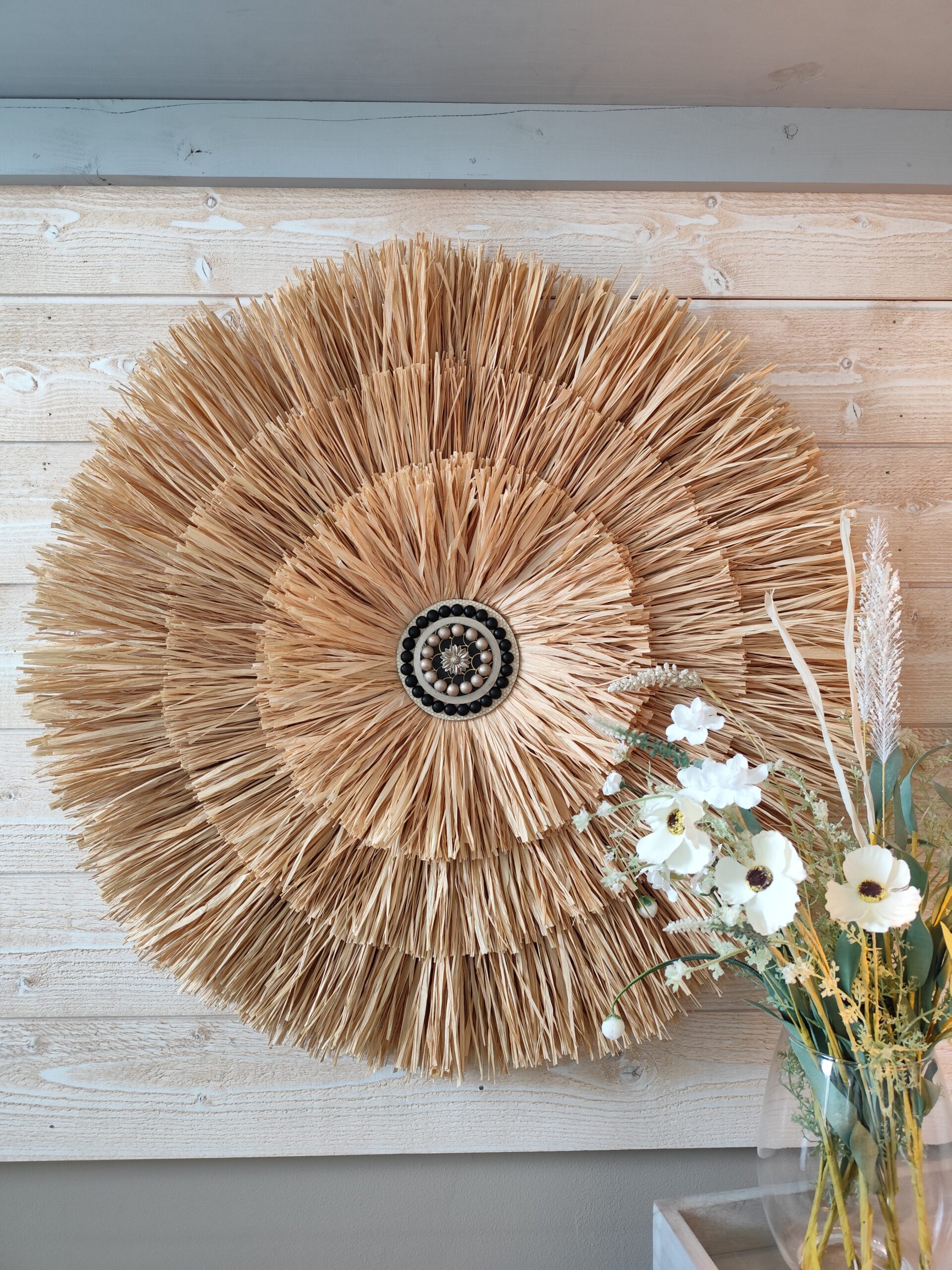 Grand jujuhat sur 4 niveaux en raphia naturel et blanc, perles de bois Ju0264