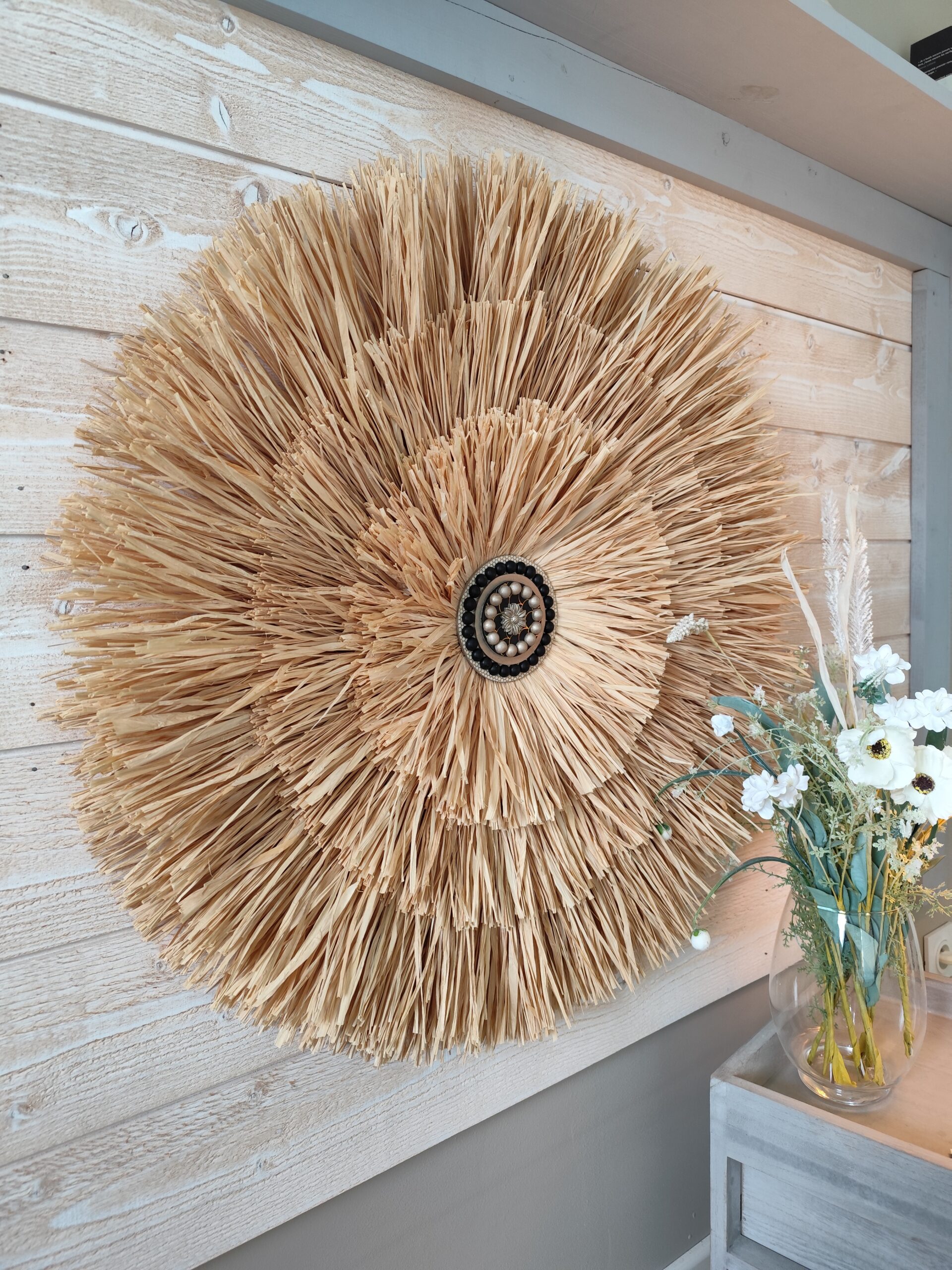 Grand jujuhat sur 4 niveaux en raphia naturel et blanc, perles de bois Ju0264