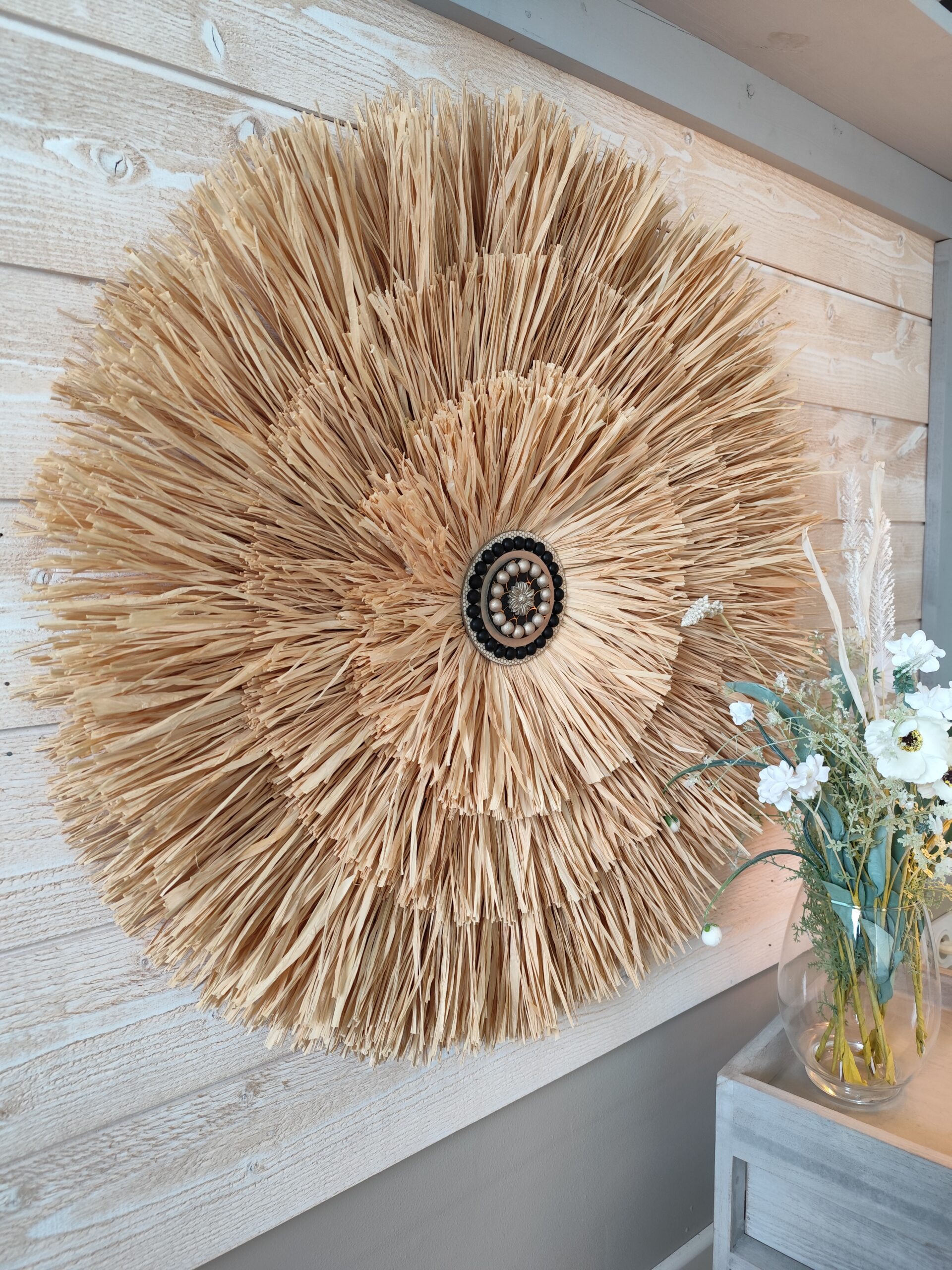 Grand jujuhat sur 4 niveaux en raphia naturel et blanc, perles de bois Ju0264