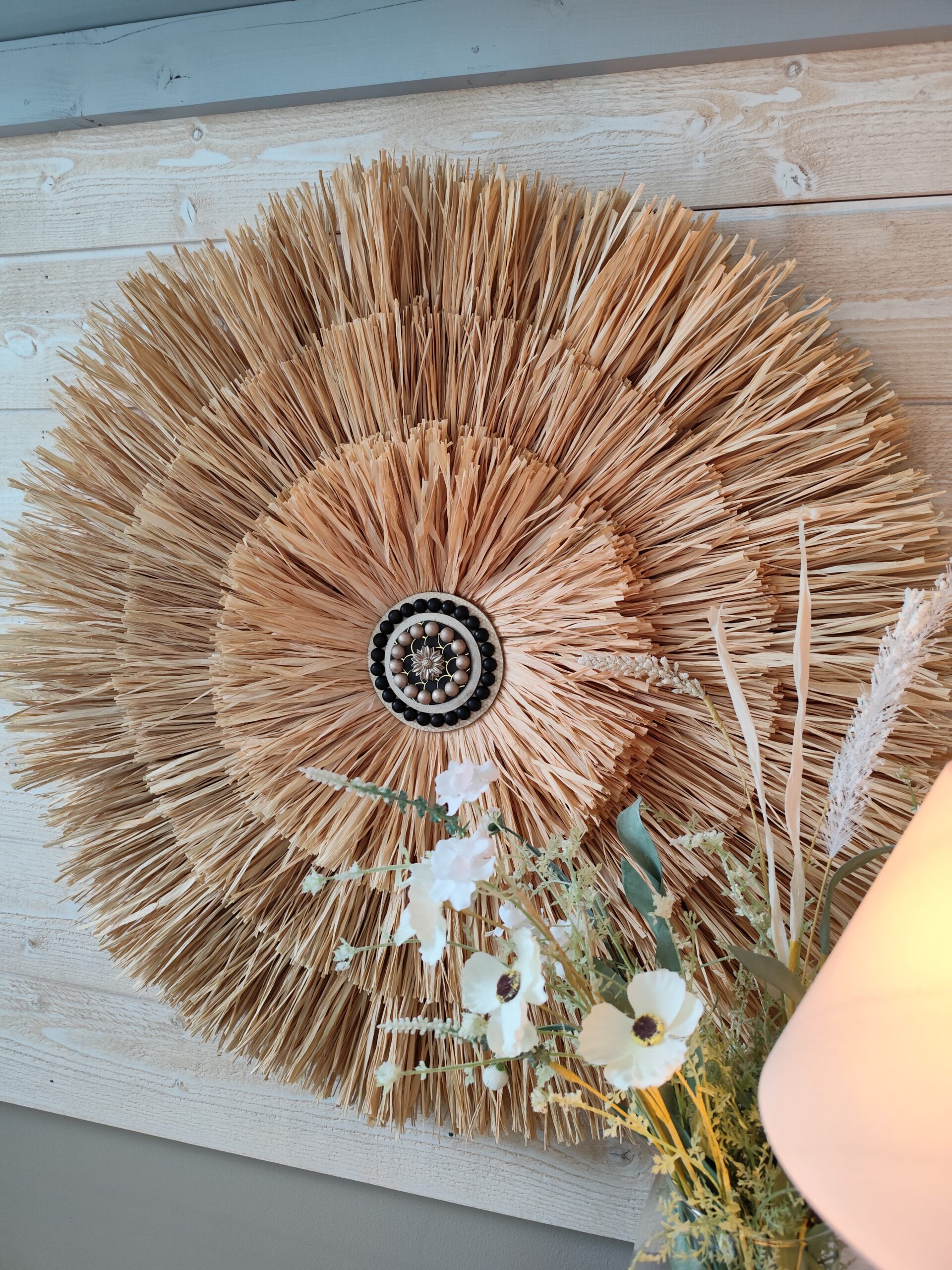 Grand jujuhat sur 4 niveaux en raphia naturel et blanc, perles de bois Ju0264