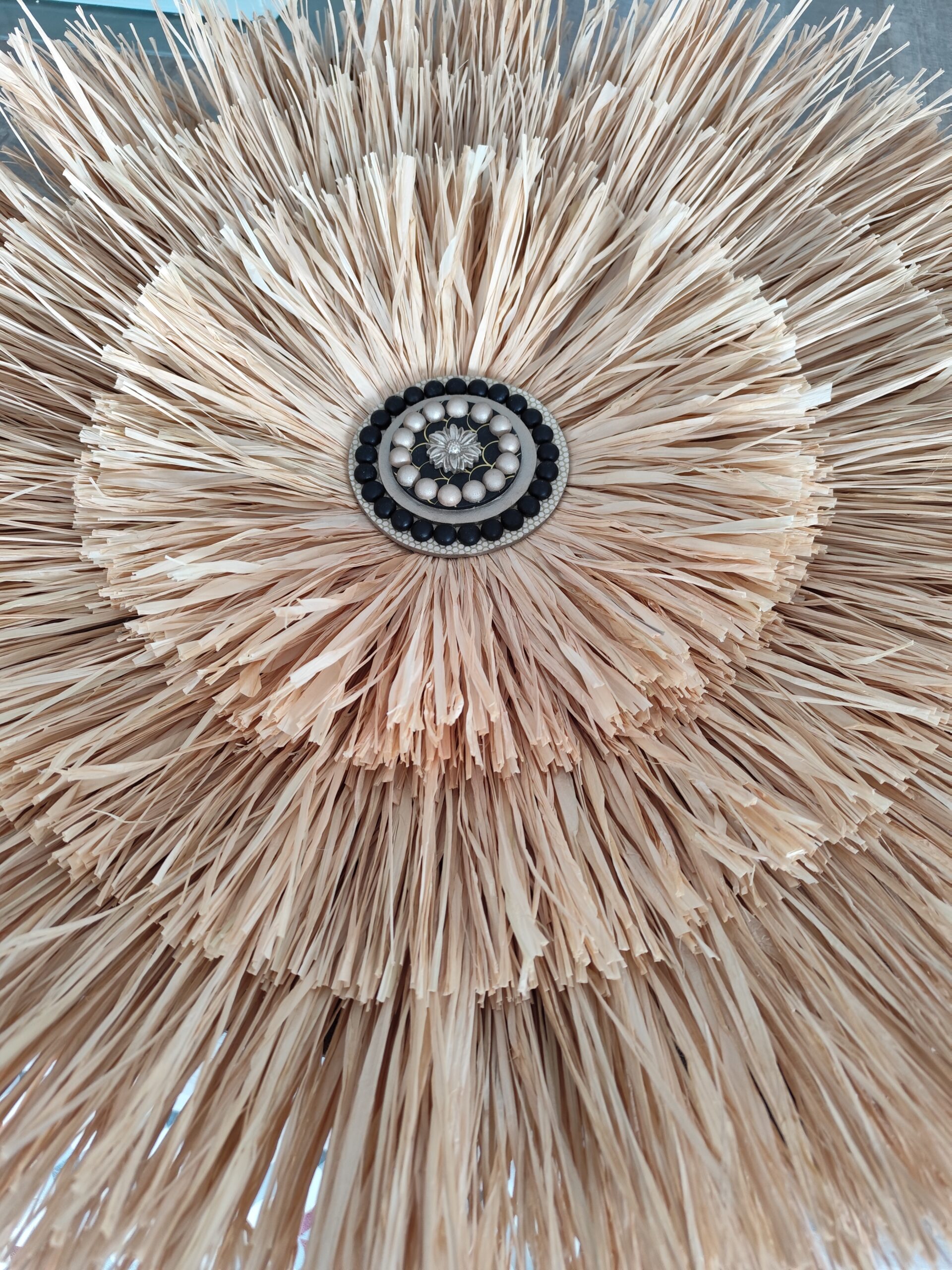 Grand jujuhat sur 4 niveaux en raphia naturel et blanc, perles de bois Ju0264