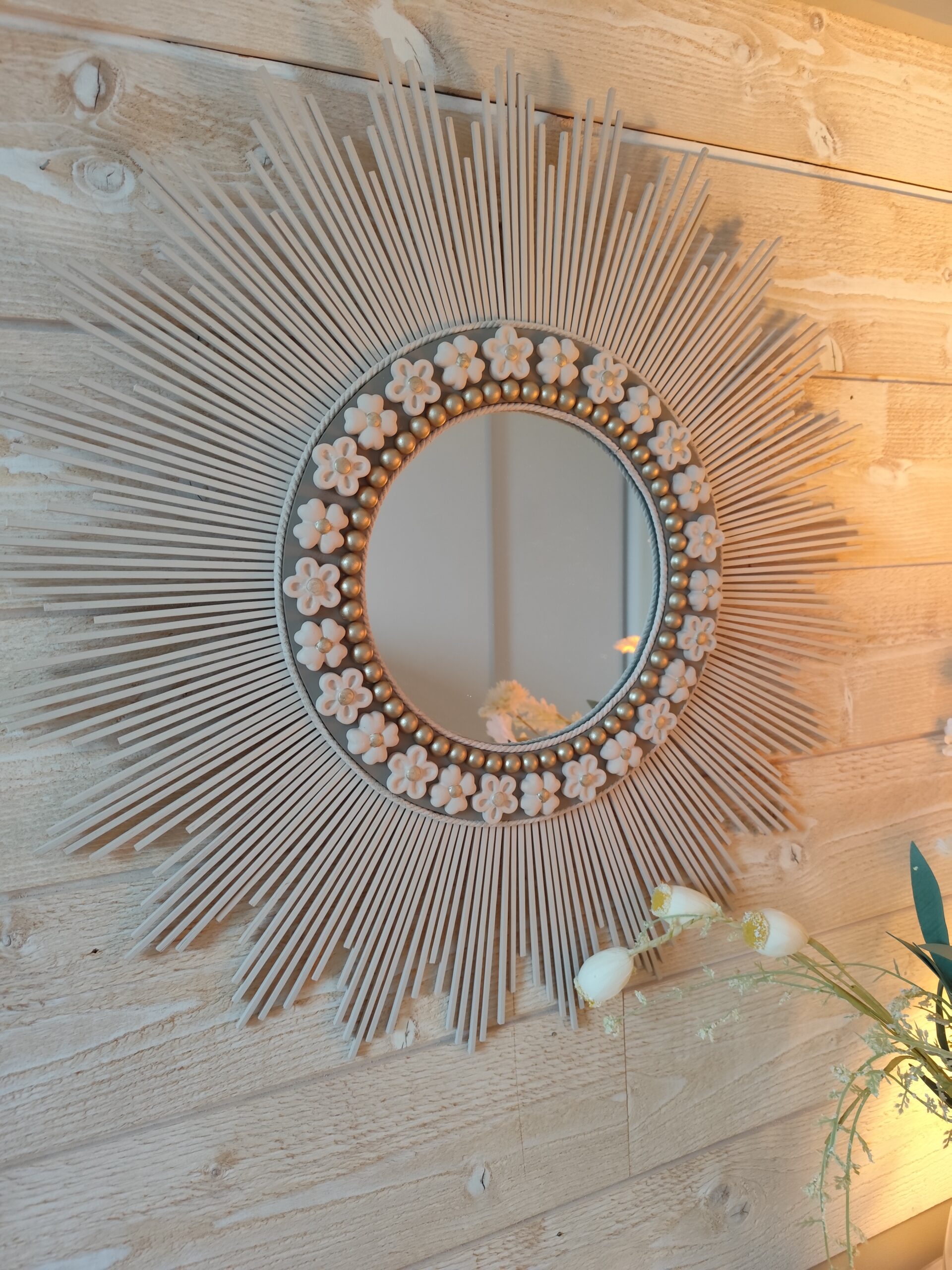 Décoration soleil.Miroir rond en bois teinté lin, cerné d’éléments déco et de perles or.Ju0272