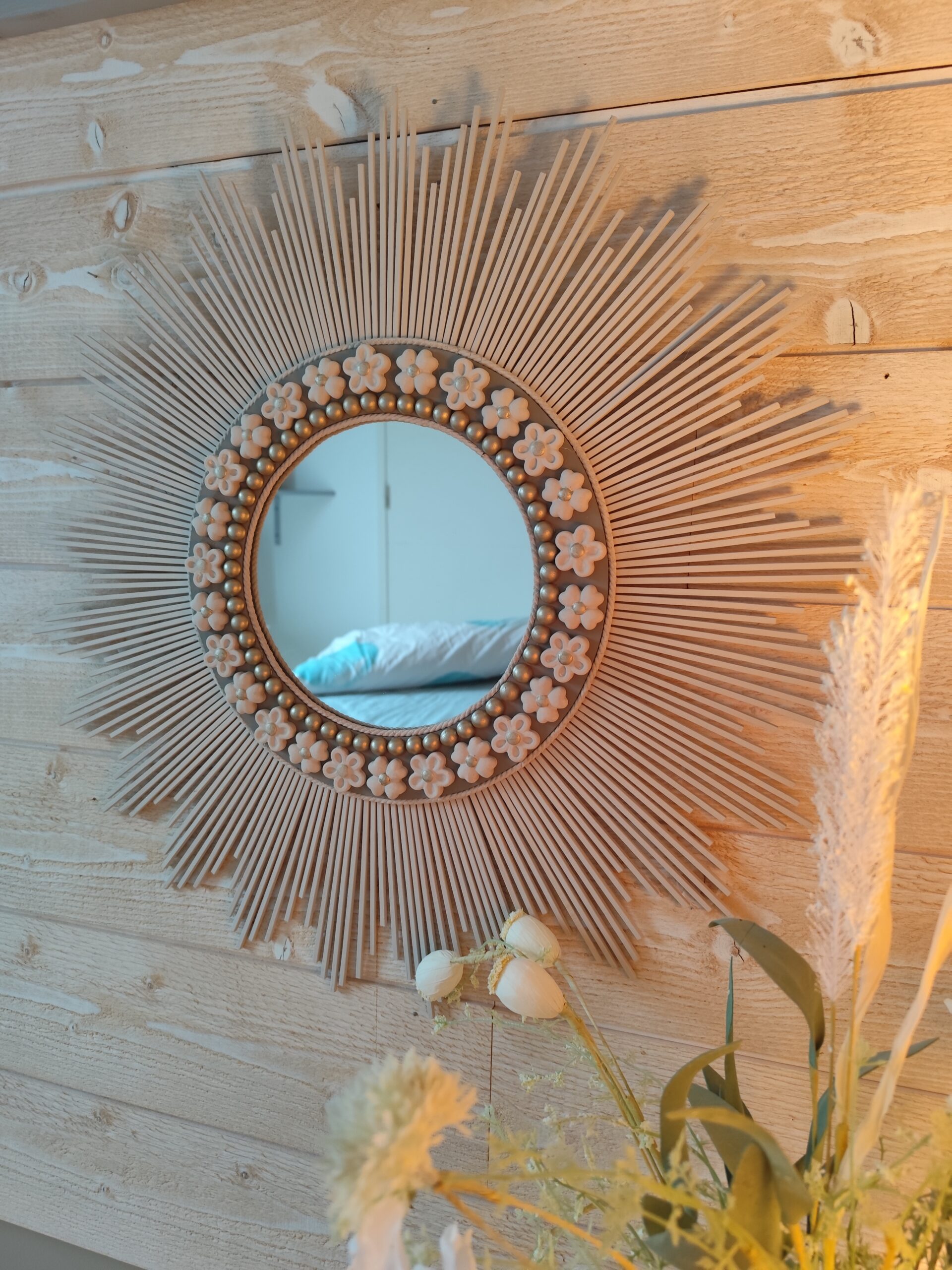 Décoration soleil.Miroir rond en bois teinté lin, cerné d’éléments déco et de perles or.Ju0272