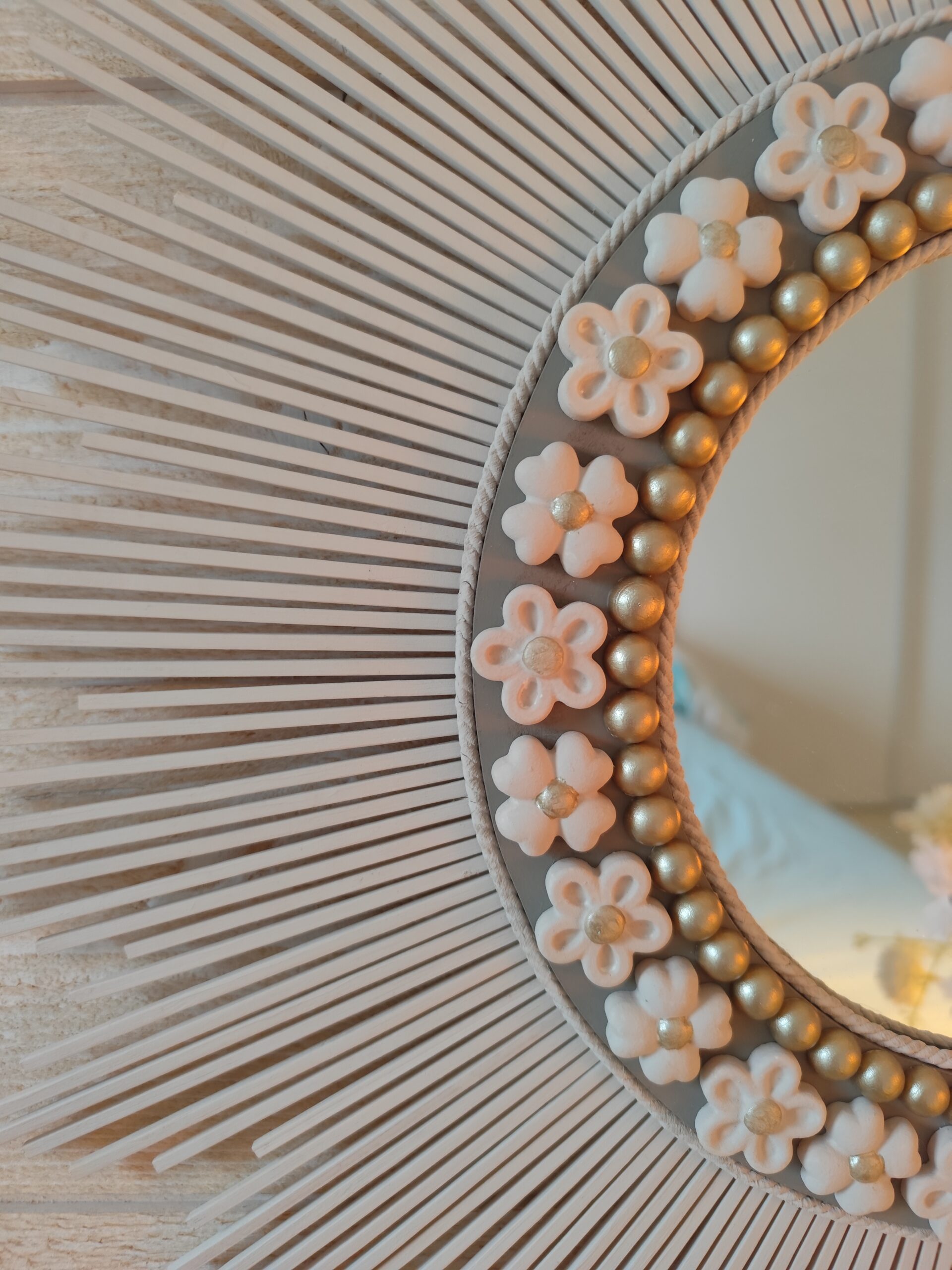 Décoration soleil.Miroir rond en bois teinté lin, cerné d’éléments déco et de perles or.Ju0272