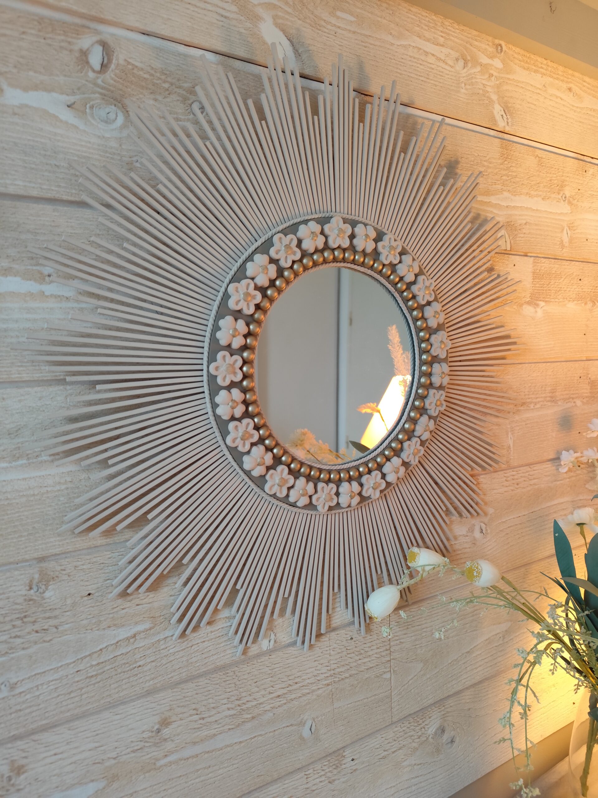 Décoration soleil.Miroir rond en bois teinté lin, cerné d’éléments déco et de perles or.Ju0272