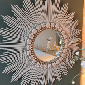 Décoration soleil.Miroir rond en bois teinté lin, cerné d'éléments déco et de perles or.Ju0272