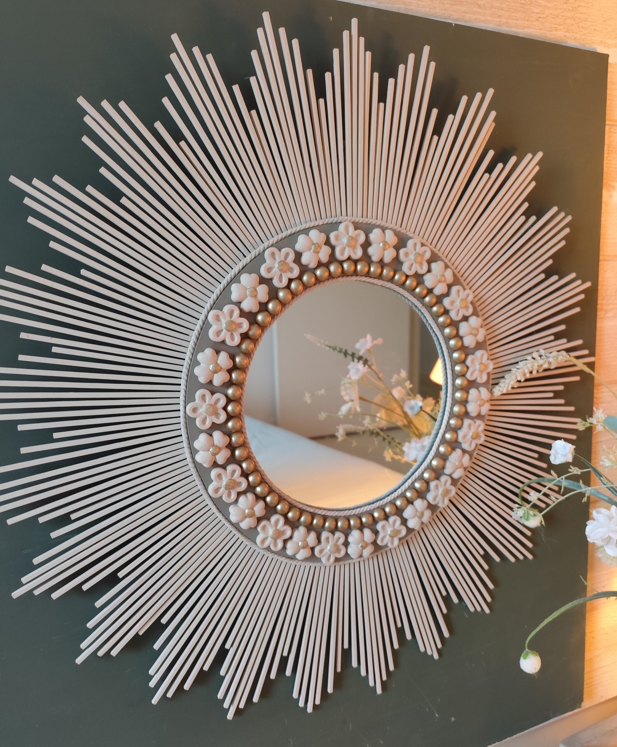 Décoration soleil.Miroir rond en bois teinté lin, cerné d’éléments déco et de perles or.Ju0272