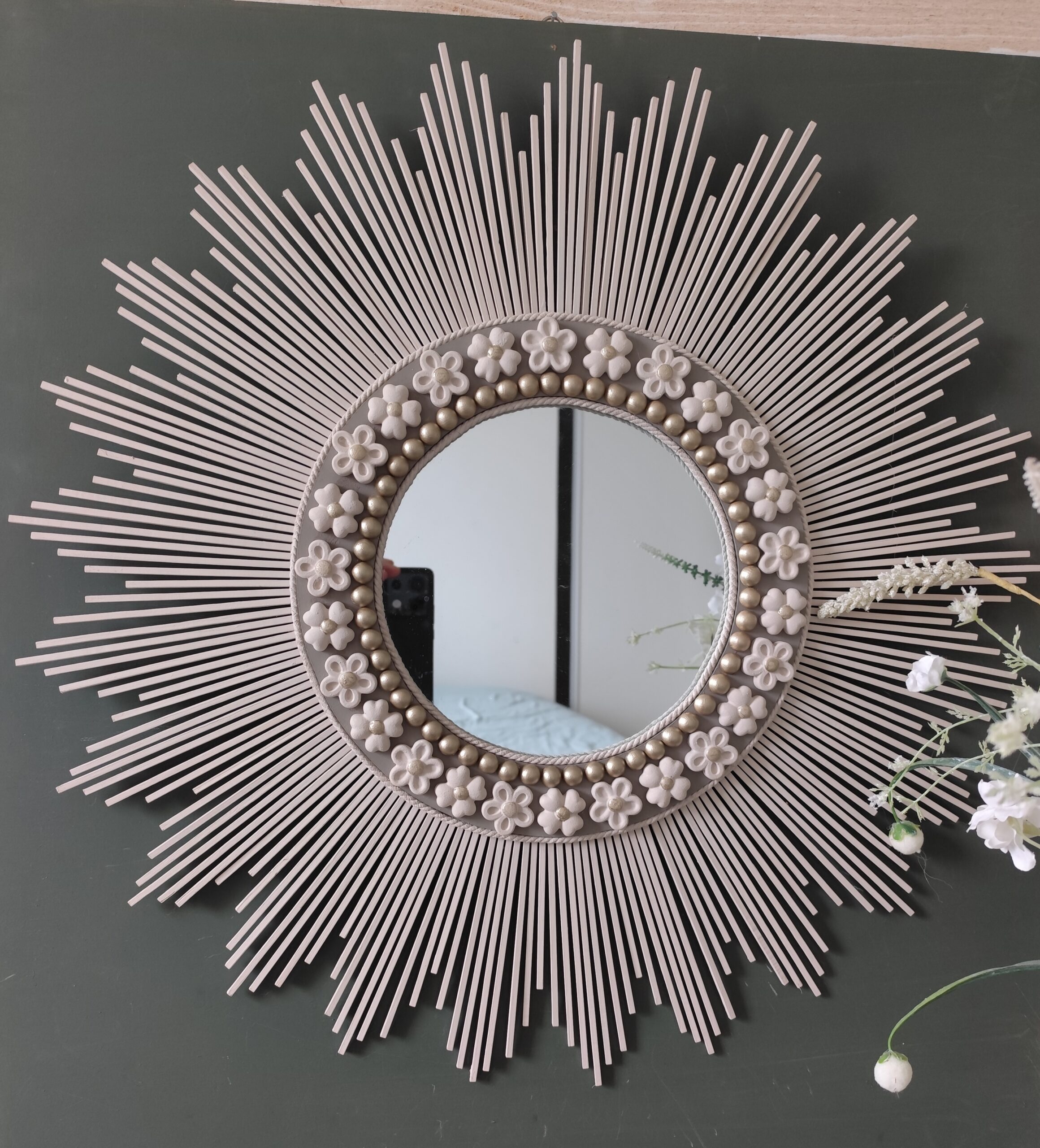 Décoration soleil.Miroir rond en bois teinté lin, cerné d’éléments déco et de perles or.Ju0272