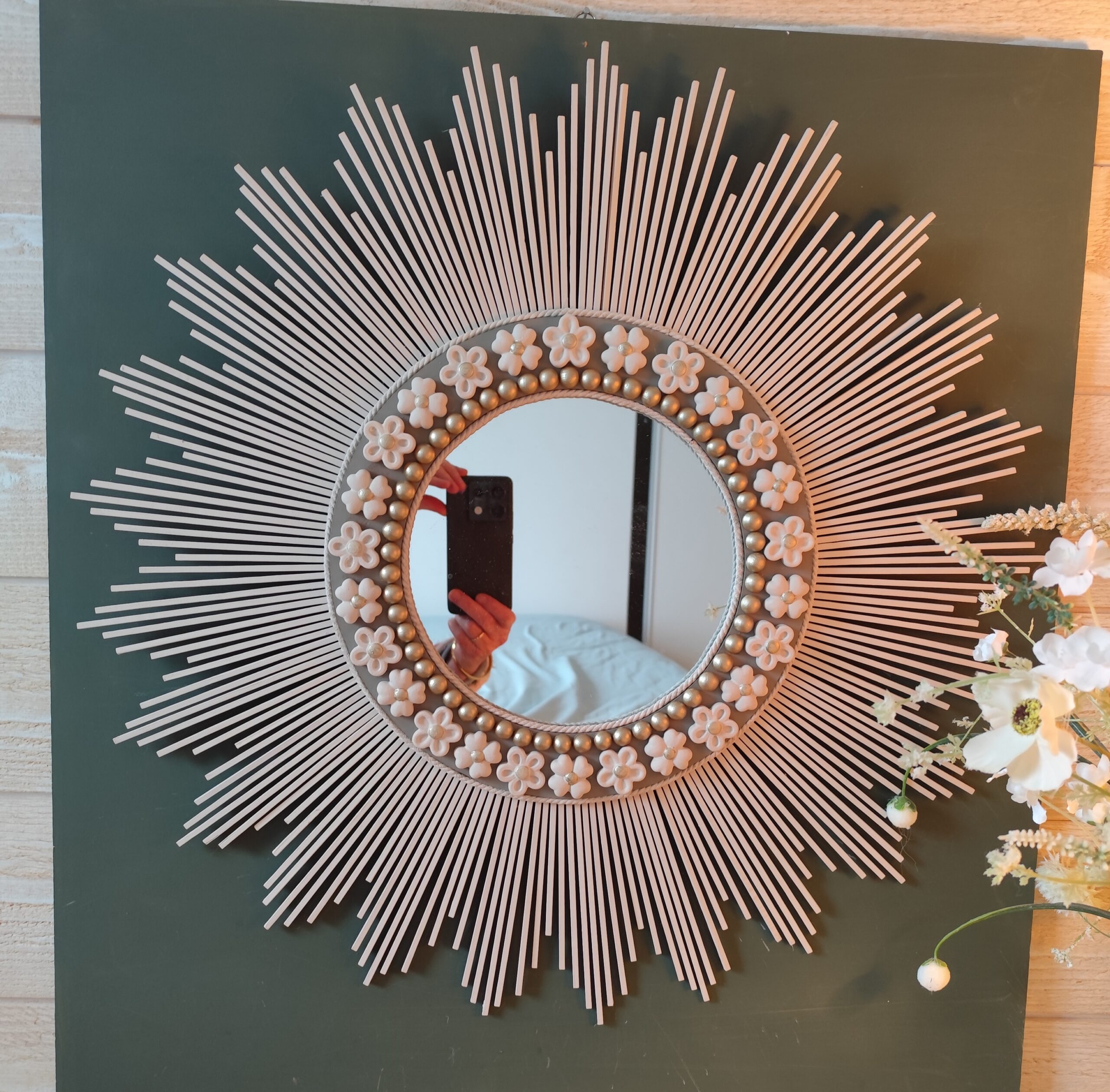 Décoration soleil.Miroir rond en bois teinté lin, cerné d’éléments déco et de perles or.Ju0272