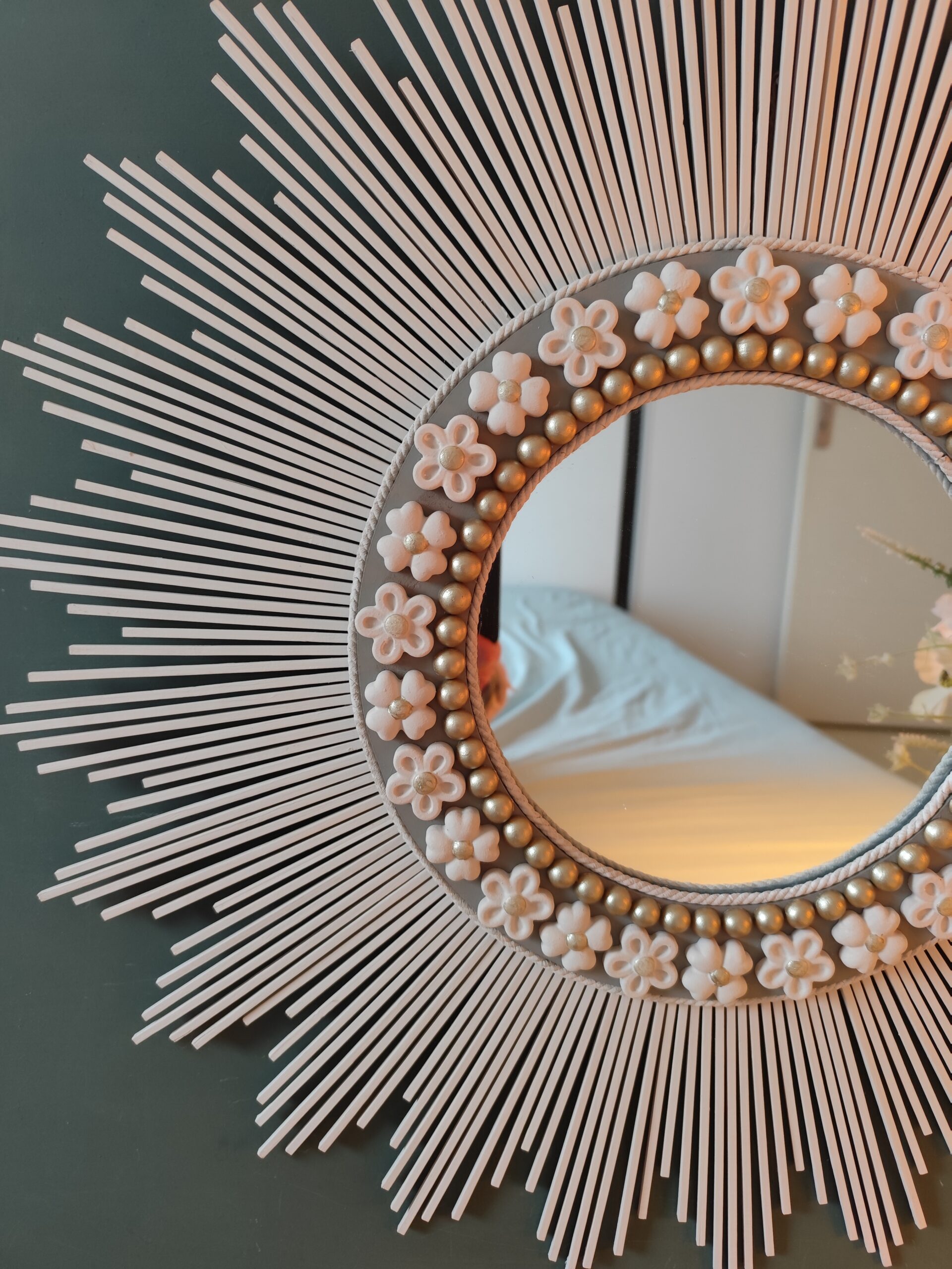 Décoration soleil.Miroir rond en bois teinté lin, cerné d’éléments déco et de perles or.Ju0272