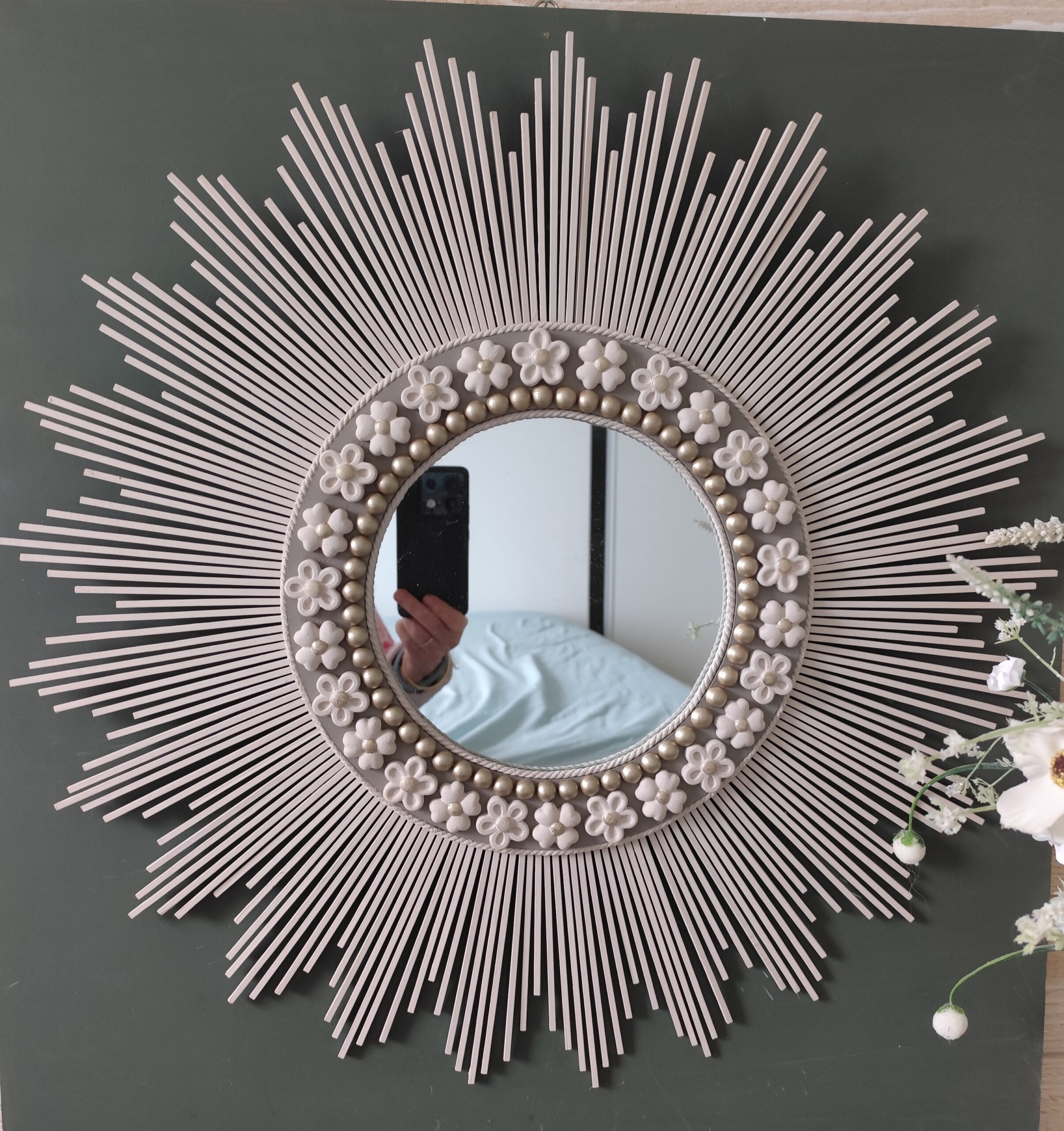 Décoration soleil.Miroir rond en bois teinté lin, cerné d’éléments déco et de perles or.Ju0272