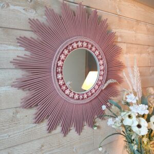 Décoration soleil.Miroir rond en bois teinté rose tendance, cerné d'éléments déco.Ju0273