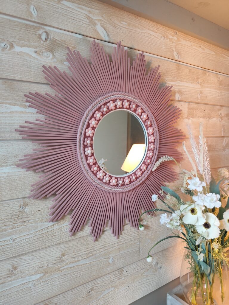 Décoration soleil.Miroir rond en bois teinté rose tendance, cerné d'éléments déco.Ju0273