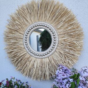 Miroir rond en raphia naturel, cerné de cordes de lin et de perles de bois.Réf Ju0274