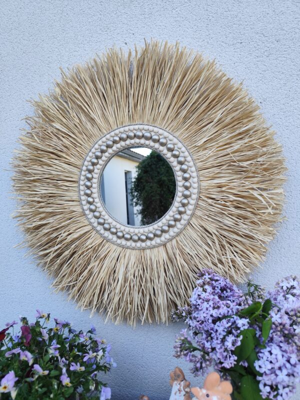 Miroir rond en raphia naturel, cerné de cordes de lin et de perles de bois.Réf Ju0274