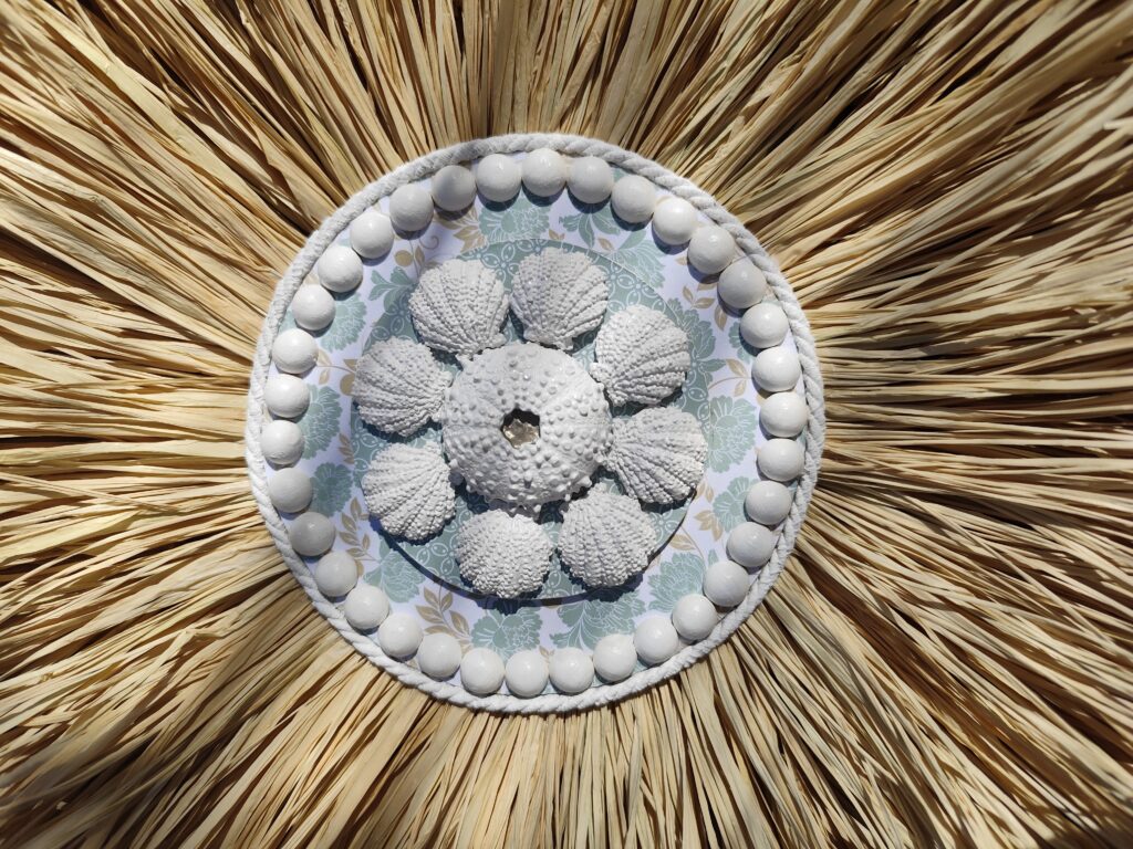 Décoration murale, jujuhat en raphia naturel sur 3 niveaux, orné d'un élément central façon coquillage, Ju0275