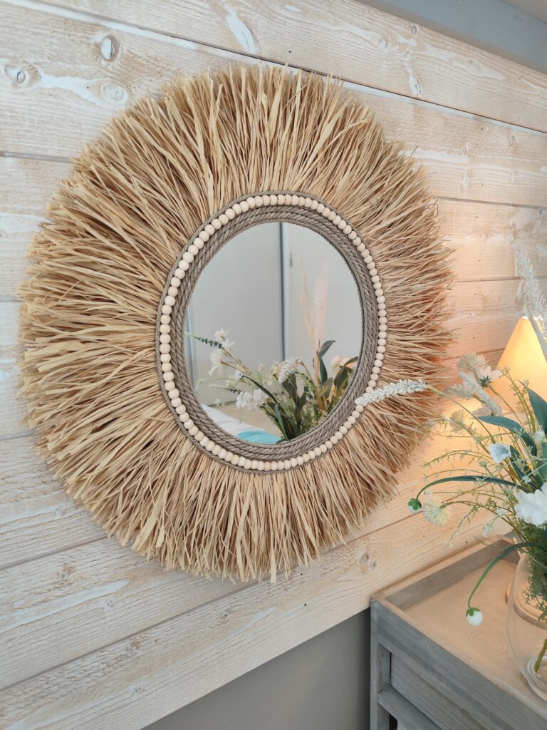 Miroir rond en raphia naturel, cerné de cordes de lin et de perles de bois.Réf Ju0276