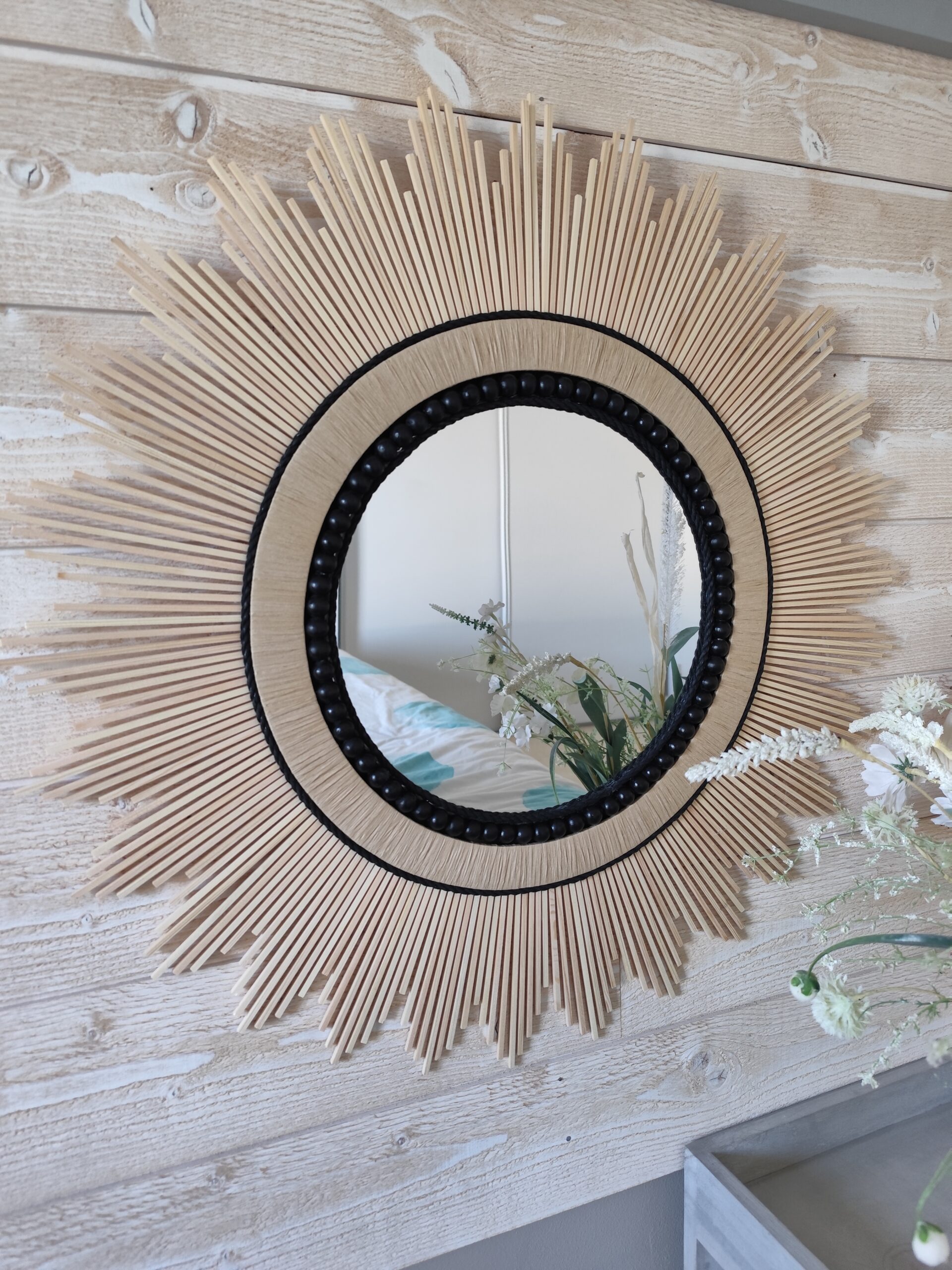 Grand miroir rond en bois naturel cerné de cordes de lin noires et de perles en bois de cèdre. Ju0277