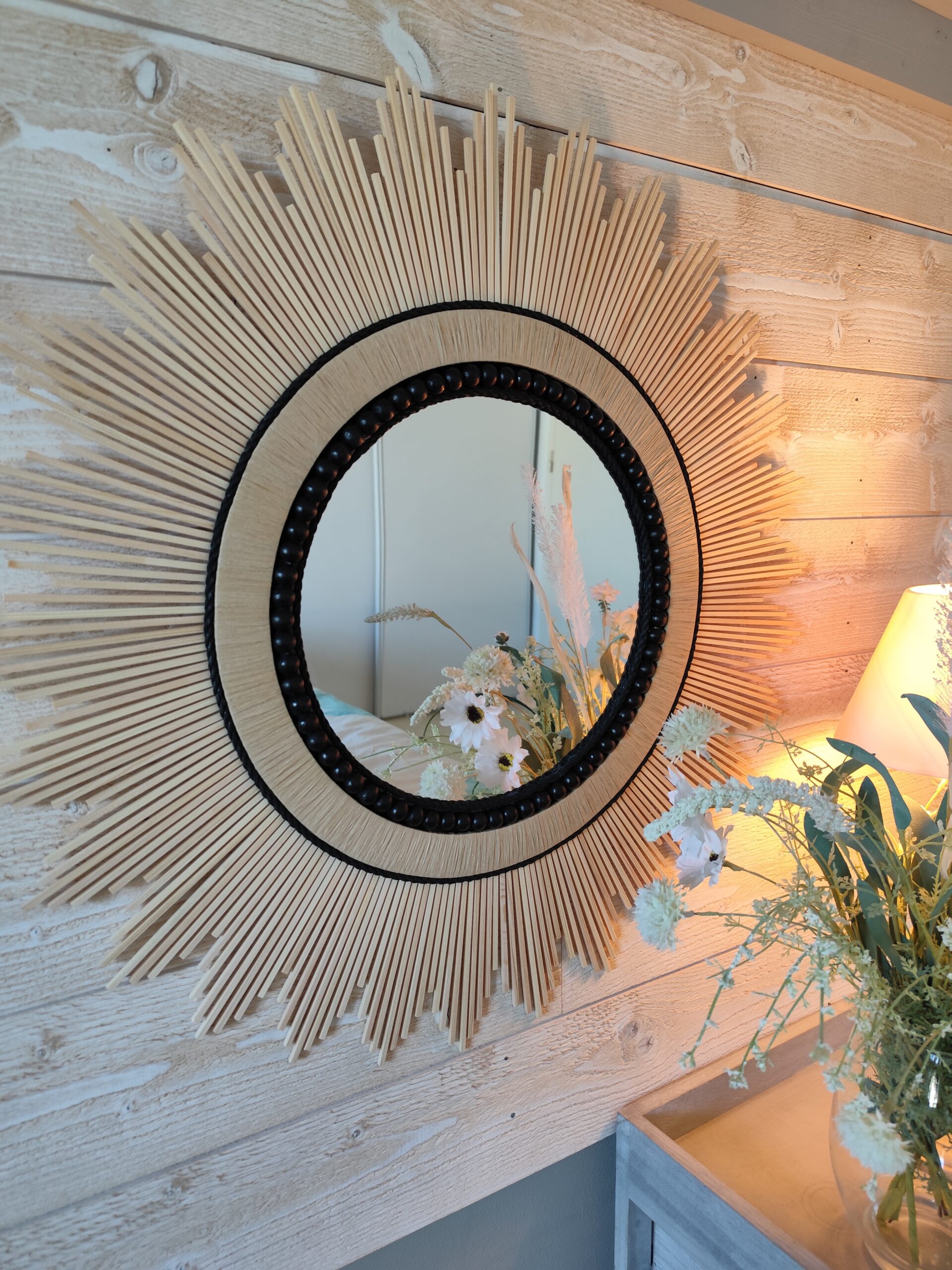 Grand miroir rond en bois naturel cerné de cordes de lin noires et de perles en bois de cèdre. Ju0277