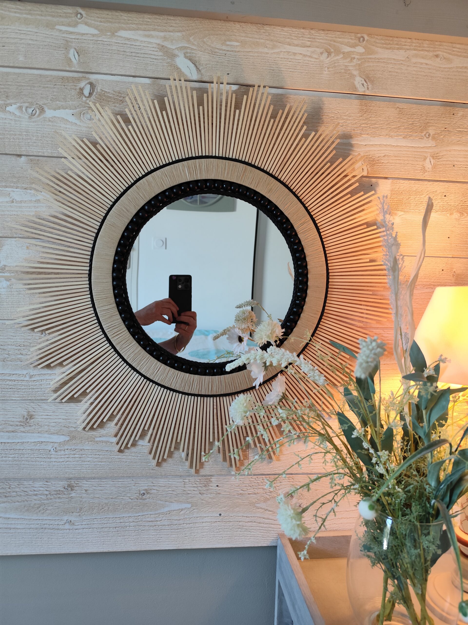 Grand miroir rond en bois naturel cerné de cordes de lin noires et de perles en bois de cèdre. Ju0277
